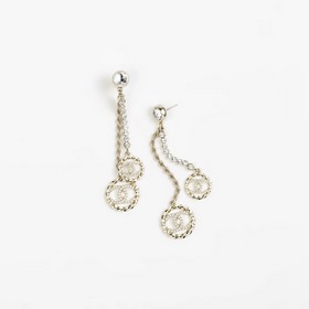 Популярные серьги-гвоздики Chanel с буквой «H» в форме чайной роз