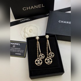 Популярные серьги-гвоздики Chanel с буквой «H» в форме чайной роз