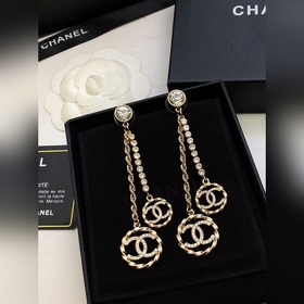 Популярные серьги-гвоздики Chanel с буквой «H» в форме чайной роз