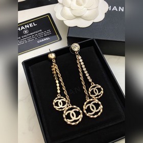 Популярные серьги-гвоздики Chanel с буквой «H» в форме чайной роз