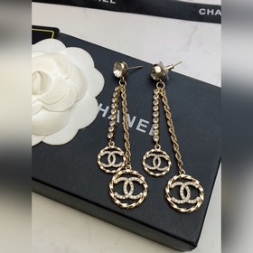 Популярные серьги-гвоздики Chanel с буквой «H» в форме чайной роз