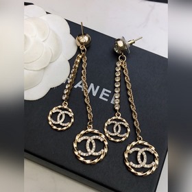 Популярные серьги-гвоздики Chanel с буквой «H» в форме чайной роз