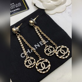 Популярные серьги-гвоздики Chanel с буквой «H» в форме чайной роз