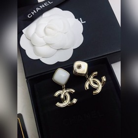 Новинка от Chanel Серьги-гвоздики, новая модель от Chanel, лучшая