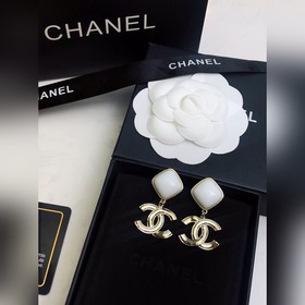 Новинка от Chanel Серьги-гвоздики, новая модель от Chanel, лучшая