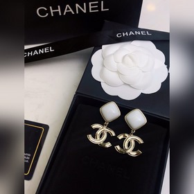 Новинка от Chanel Серьги-гвоздики, новая модель от Chanel, лучшая