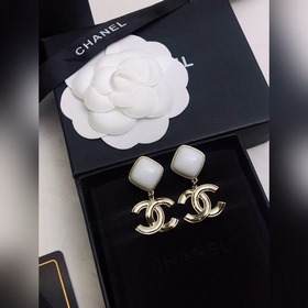 Новинка от Chanel Серьги-гвоздики, новая модель от Chanel, лучшая