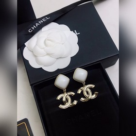 Новинка от Chanel Серьги-гвоздики, новая модель от Chanel, лучшая