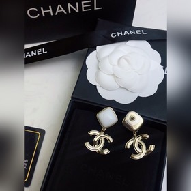 Новинка от Chanel Серьги-гвоздики, новая модель от Chanel, лучшая