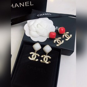 Новинка от Chanel Серьги-гвоздики, новая модель от Chanel, лучшая