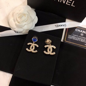CHANEL  Нежные серьги-гвоздики сапфирами. Идеально подходят для