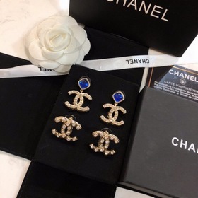 CHANEL  Нежные серьги-гвоздики сапфирами. Идеально подходят для