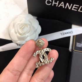 CHANEL  Нежные серьги-гвоздики сапфирами. Идеально подходят для 