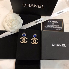CHANEL  Нежные серьги-гвоздики сапфирами. Идеально подходят для 