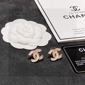 Серьги Chanel нежно-розового цвета, прозрачные и сверкающие. Моде