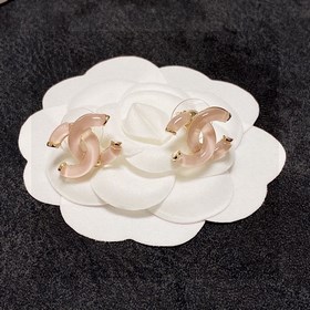 Серьги Chanel нежно-розового цвета, прозрачные и сверкающие. Моде