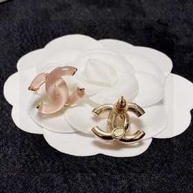 Серьги Chanel нежно-розового цвета, прозрачные и сверкающие. Моде