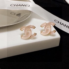 Серьги Chanel нежно-розового цвета, прозрачные и сверкающие. Моде