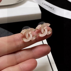 Серьги Chanel нежно-розового цвета, прозрачные и сверкающие. Моде