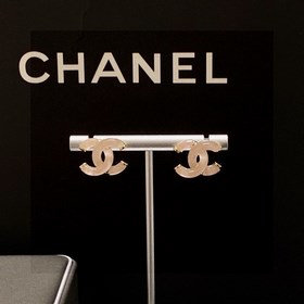Серьги Chanel нежно-розового цвета, прозрачные и сверкающие. Моде