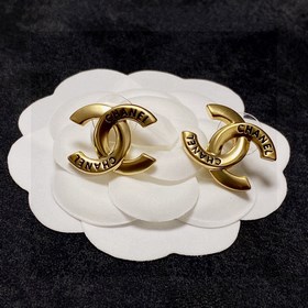 Chanel подержанные серьги с двойным C. Модели Chanel не нуждаются
