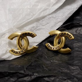 Chanel подержанные серьги с двойным C. Модели Chanel не нуждаются