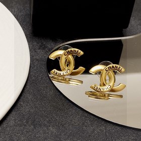 Chanel подержанные серьги с двойным C. Модели Chanel не нуждаются