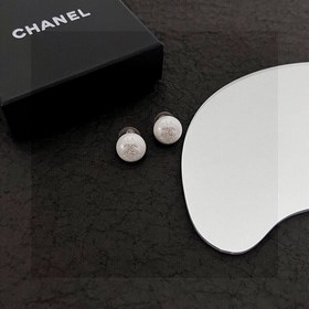 Chanel  Chanel Подержанные серьги-гвоздики от Chanel не нуждаютс