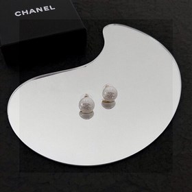 Chanel  Chanel Подержанные серьги-гвоздики от Chanel не нуждаютс