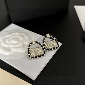 Chanel подлинные серьги с двойным логотипом. Оригинальный дизайн