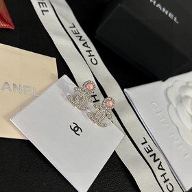 Chanel подержанные серьги с двойным C. Модели Chanel не нуждаются