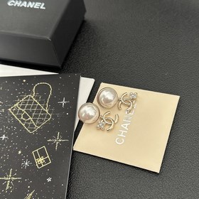 Chanel Б/у Буквы Серьги в стиле Chanel не нуждаются в представлен
