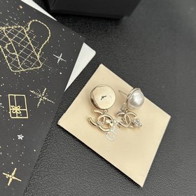 Chanel Б/у Буквы Серьги в стиле Chanel не нуждаются в представлен