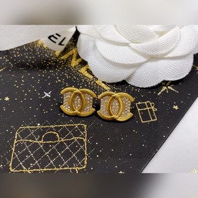Chanel подержанные серьги с двойным C. Модели Chanel не нуждаются