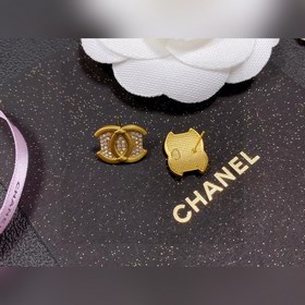 Chanel подержанные серьги с двойным C. Модели Chanel не нуждаются
