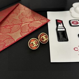 Chanel подержанные серьги с двойным C. Модели Chanel не нуждаются