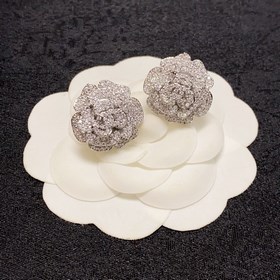 CHANEL Chanel серьги-гвоздики в новом популярном дизайне CHAN 23K