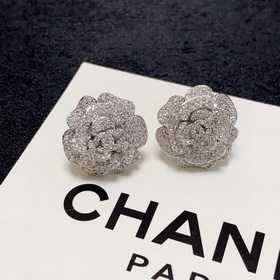 CHANEL Chanel серьги-гвоздики в новом популярном дизайне CHAN 23K