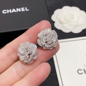 CHANEL Chanel серьги-гвоздики в новом популярном дизайне CHAN 23K