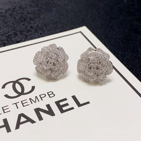 CHANEL Chanel серьги-гвоздики в новом популярном дизайне CHAN 23K