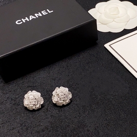CHANEL Chanel серьги-гвоздики в новом популярном дизайне CHAN 23K