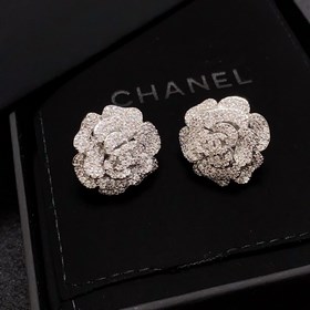 CHANEL Chanel серьги-гвоздики в новом популярном дизайне CHAN 23K