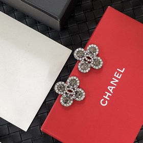 CHANEL Chanel серьги-гвоздики в новом популярном дизайне CHAN 24K