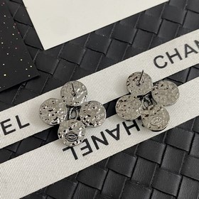 CHANEL Chanel серьги-гвоздики в новом популярном дизайне CHAN 24K