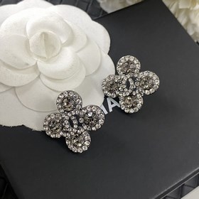 CHANEL Chanel серьги-гвоздики в новом популярном дизайне CHAN 24K