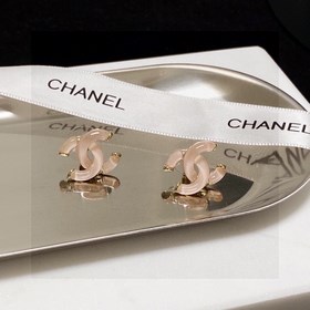 Серьги Chanel нежно-розового цвета, прозрачные и сверкающие. Моде