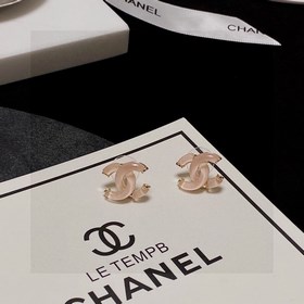 Серьги Chanel нежно-розового цвета, прозрачные и сверкающие. Моде