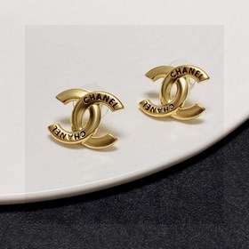 Chanel подержанные серьги с двойным C. Модели Chanel не нуждаются
