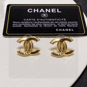 Chanel подержанные серьги с двойным C. Модели Chanel не нуждаются