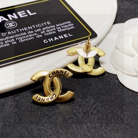 Chanel подержанные серьги с двойным C. Модели Chanel не нуждаются